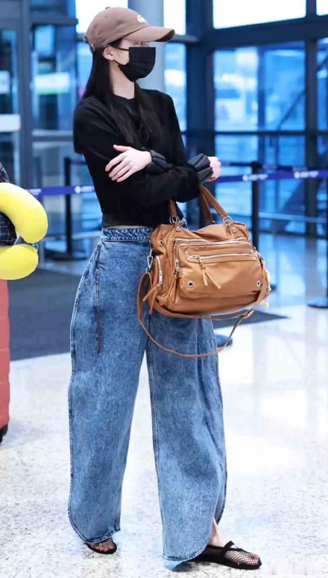 关晓彤鱼网镂空平底鞋关晓彤鱼网镂空平底鞋好美！关晓彤展示天资