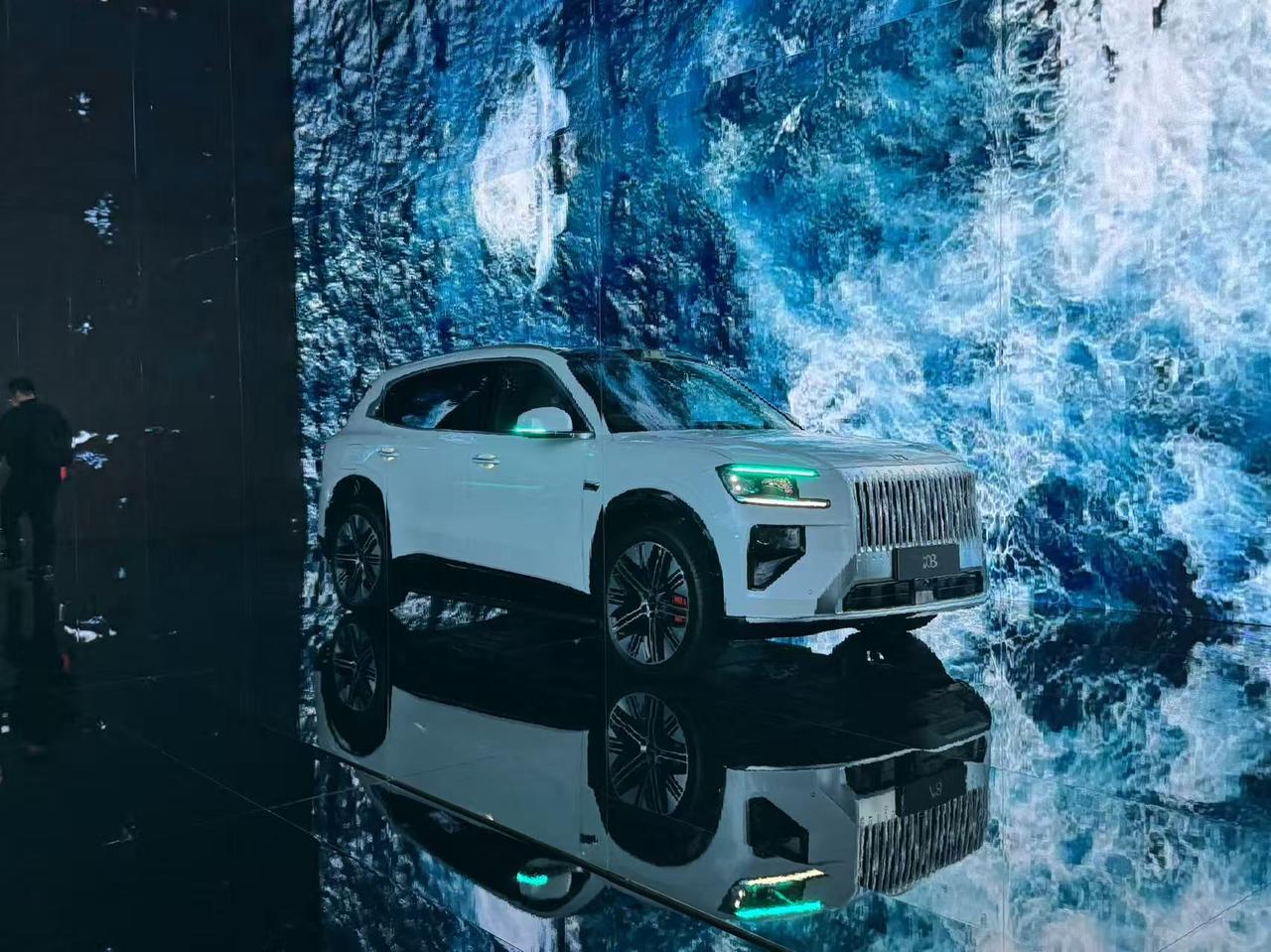 极氪8X 预售价37.68万起，虽说极氪在豪华感营造方面确实做得比较好，但这个预