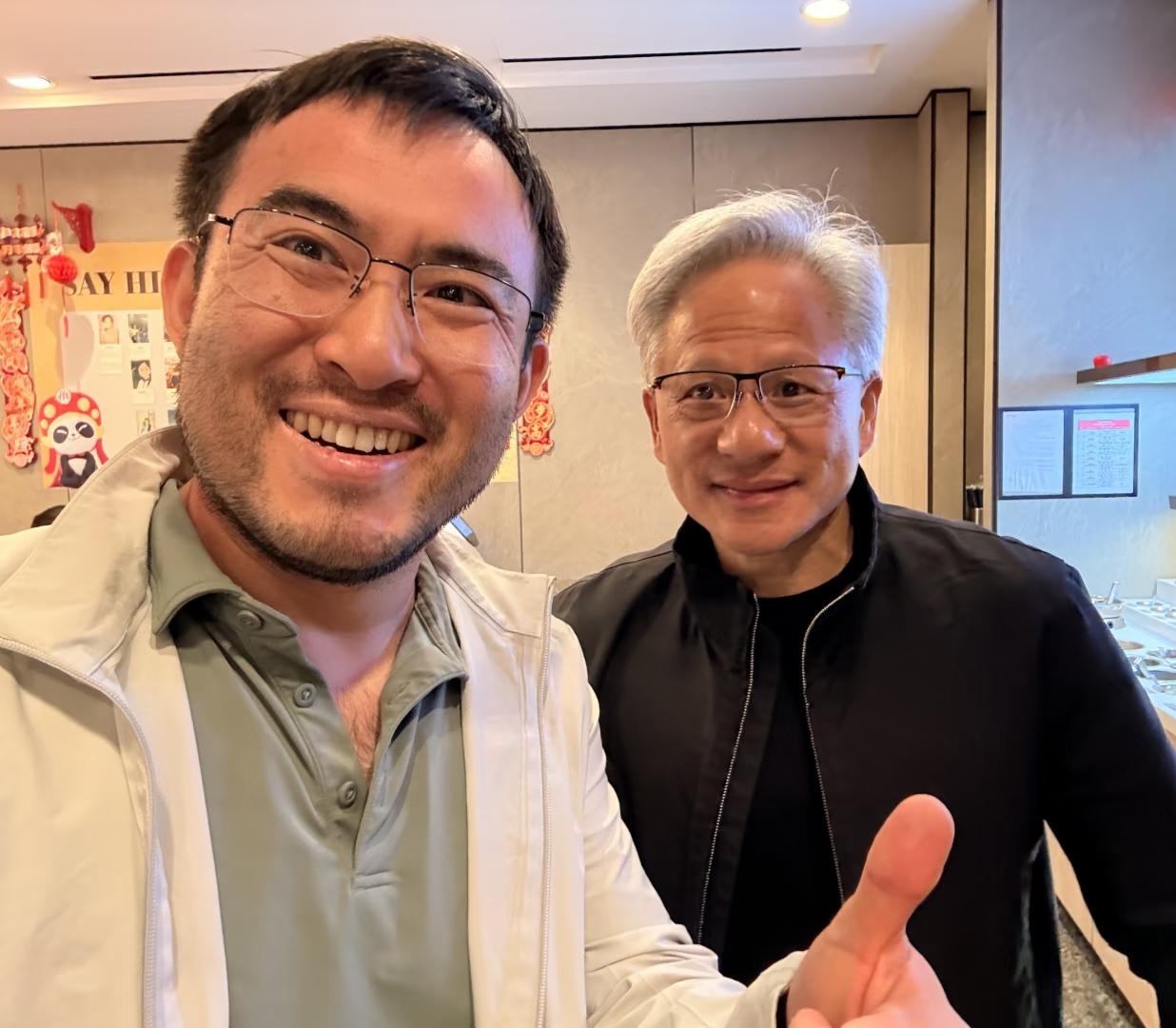 63岁英伟达总裁黄仁勋现身美国一家中餐馆吃海底捞，他现实中真人看起来挺显老的，白