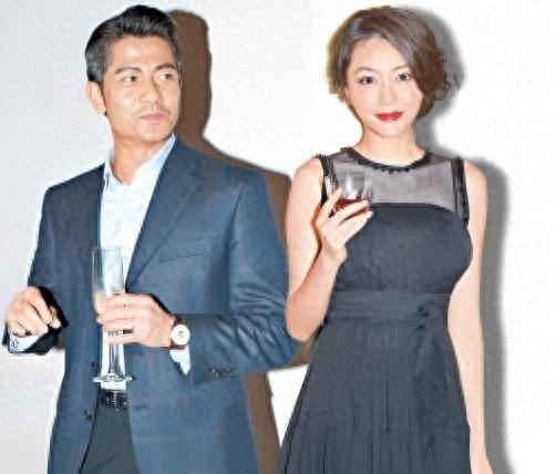 结婚8年，郭富城又撒“甜蜜狗粮”！熊黛林七年青春真就喂了狗？
“鞋子合不合脚，只