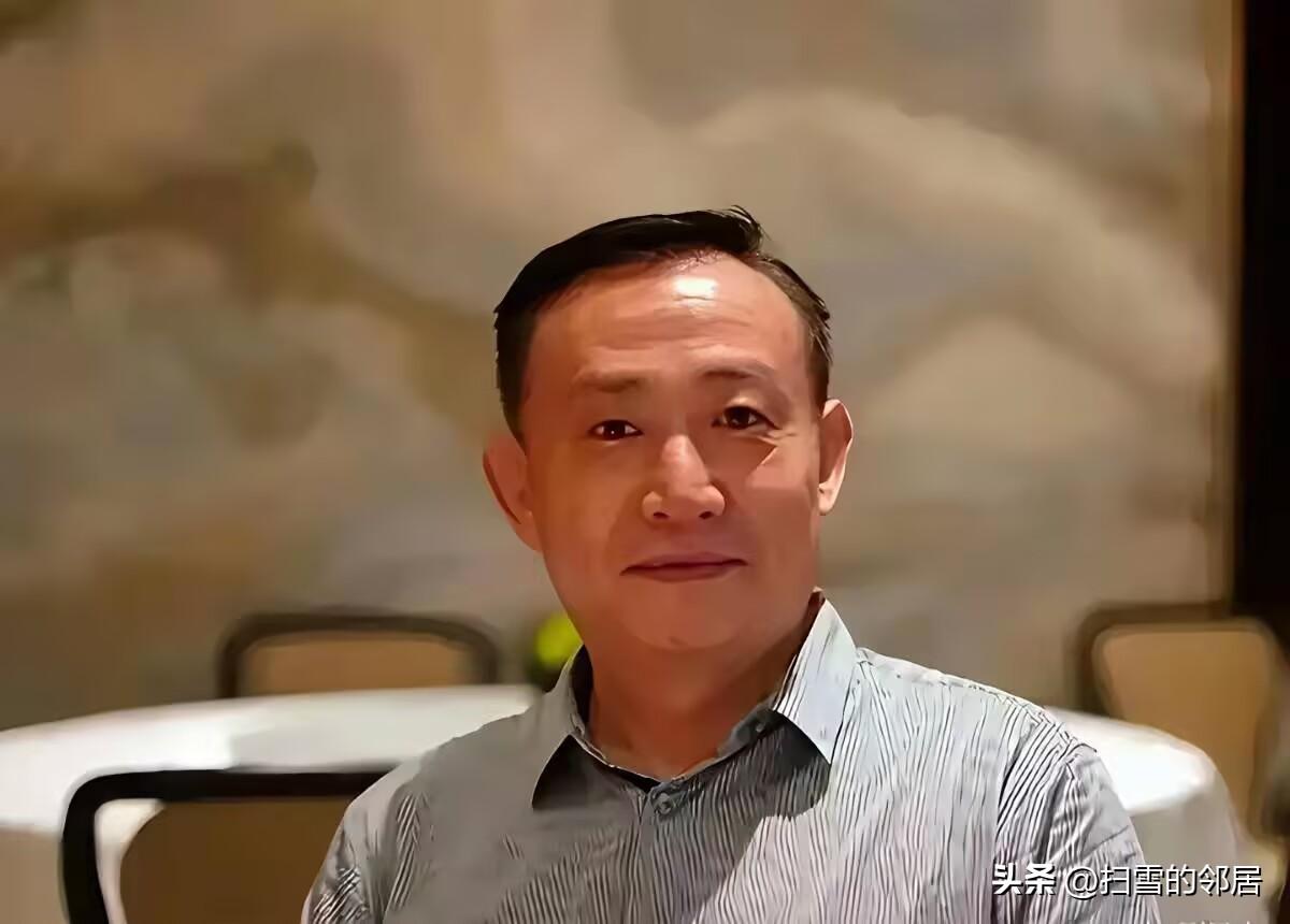 昨天跟个同学喝茶，聊起卢麒元，对方嗤之以鼻，觉得这人放着大把钞票不赚，非要去网上