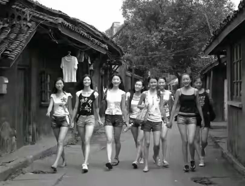 这张照片拍摄于2002年，四川省成都市的宽巷子，8位川音妹纸的合影。镜头中的成都