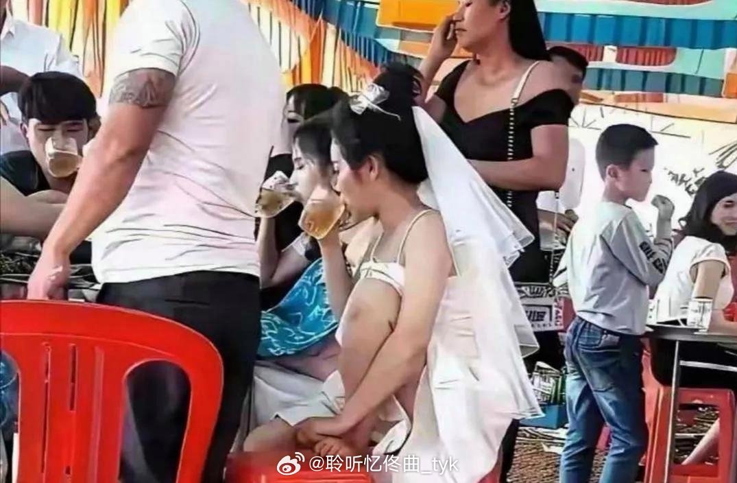 新郎看到这一幕，头都大了。 