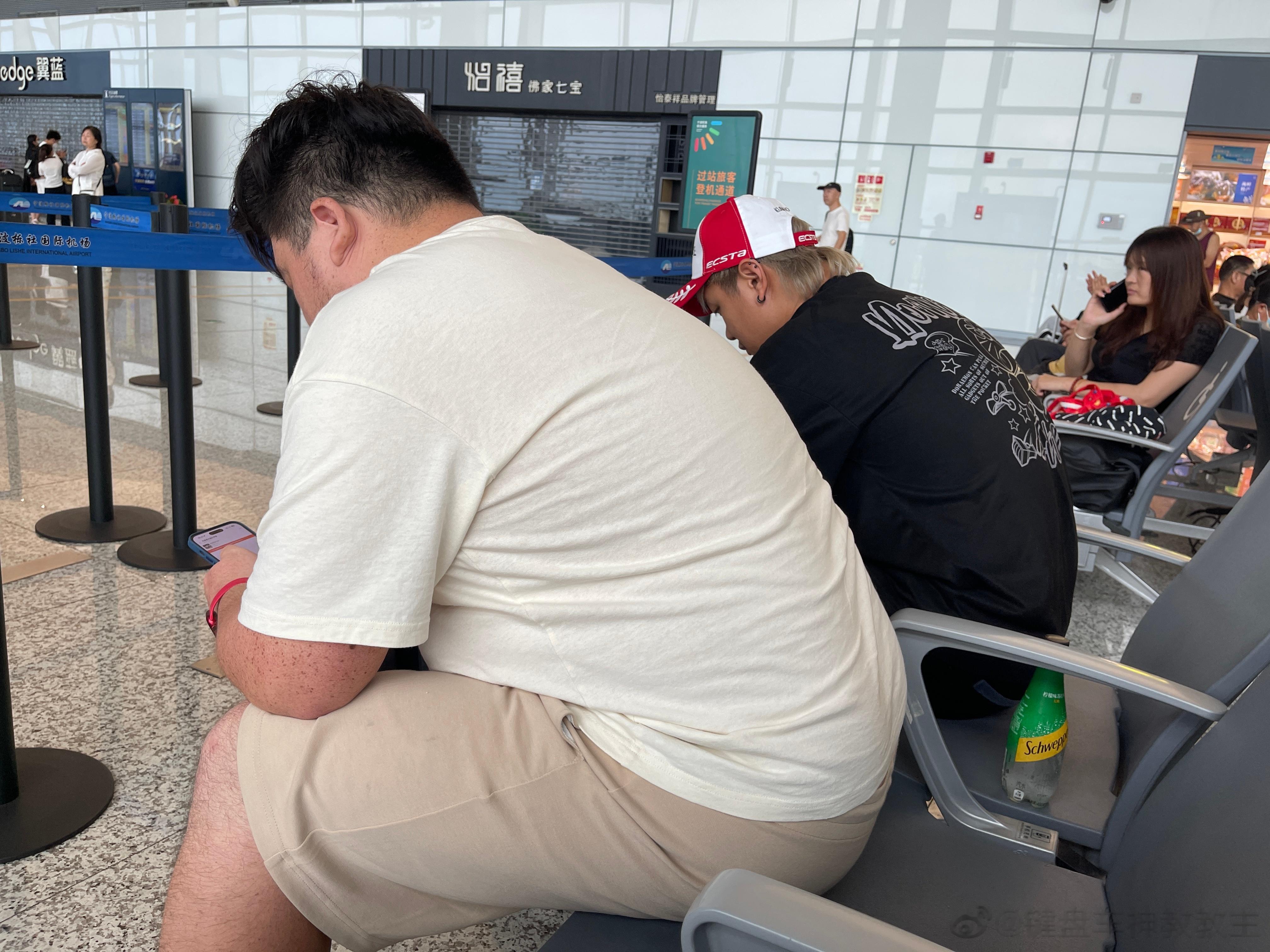 黑熊 vs 白熊，你更喜欢哪个？  ​​​