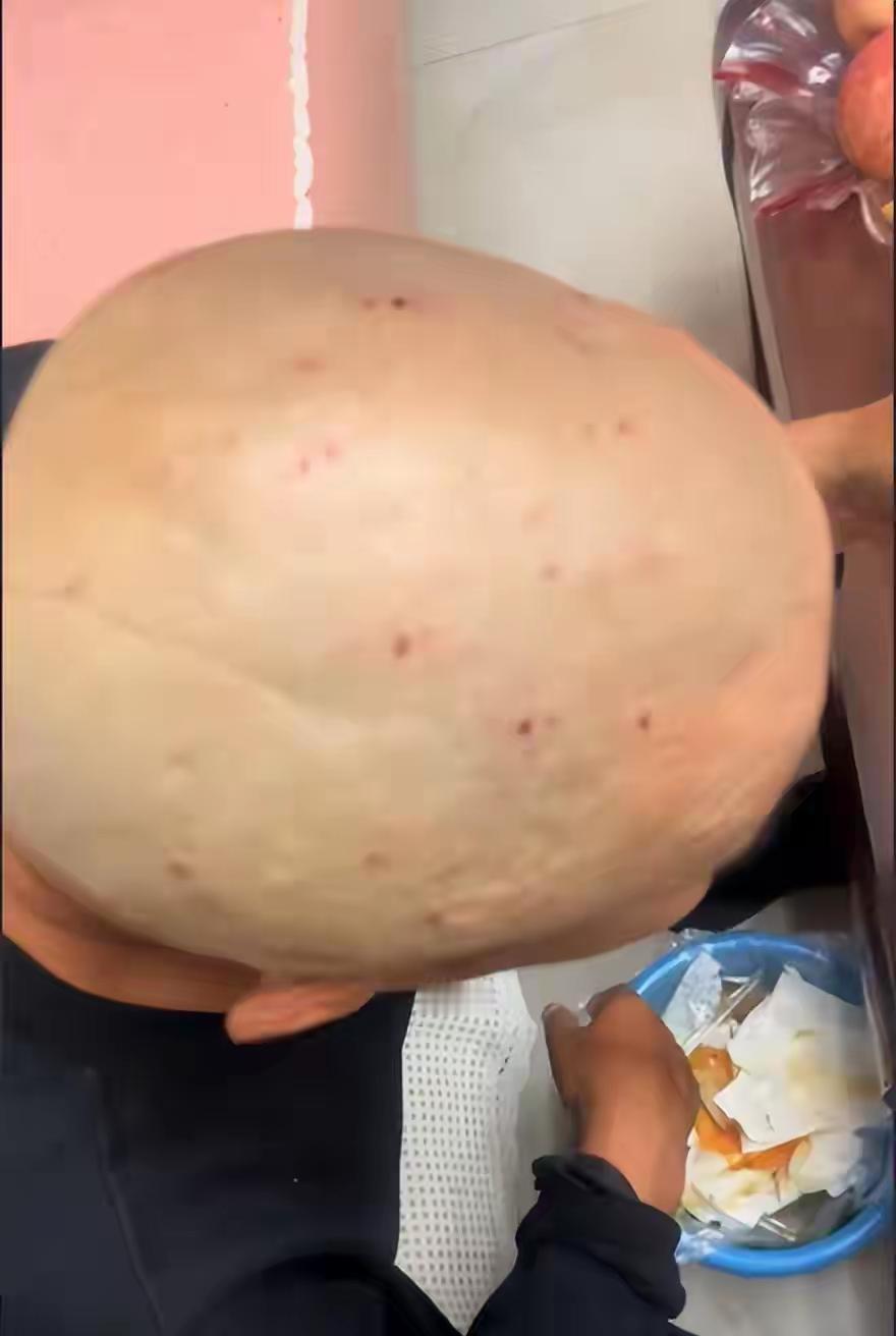 这件本应平凡的小事，却狠狠戳中了我们的内心柔软——不仅是老人那份无声的忍耐，更是