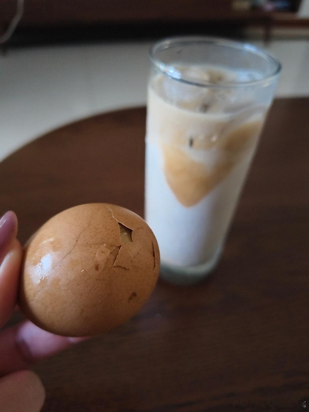☀️早餐公式：一杯拿铁☕ + 一颗茶叶蛋🥚= 今日份的圆满。生活手记