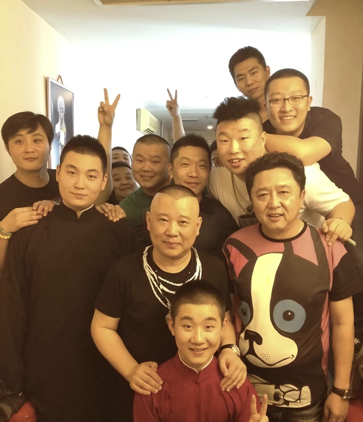 2012年，郭德纲和徒弟在德云社后台的合影。陶阳还是少年模样，岳云鹏、烧饼正是刚