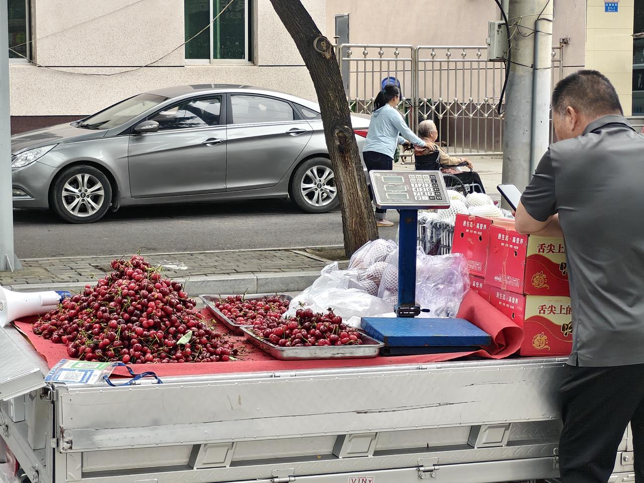 来来来，快来运城盐湖吃樱桃🍒，新鲜的樱桃，8元一斤，10元两斤，酸甜可口。
