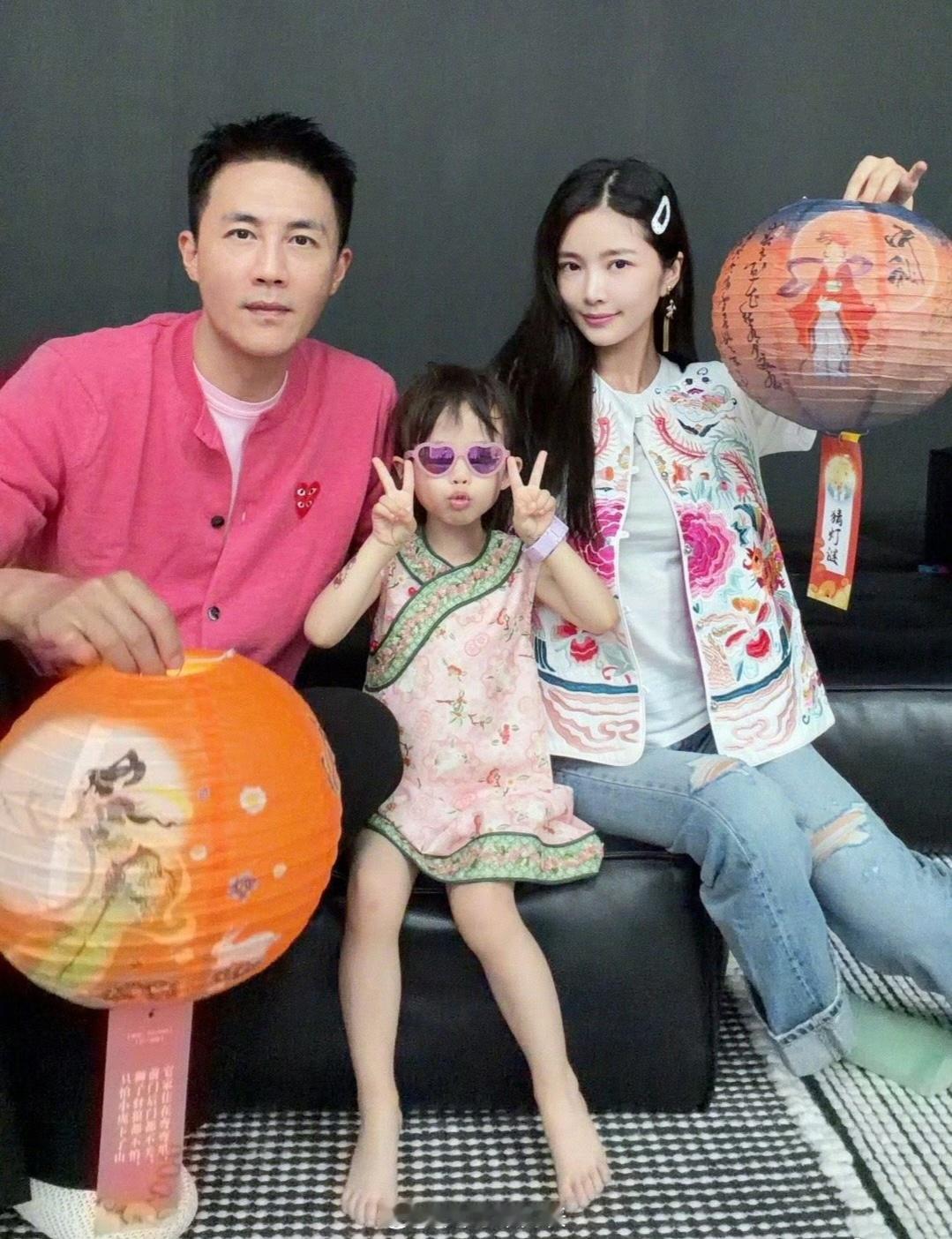 杜淳王灿一家中秋合照杜淳王灿女儿侧脸照 杜淳王灿一家中秋合照，女儿侧脸好漂亮 ​