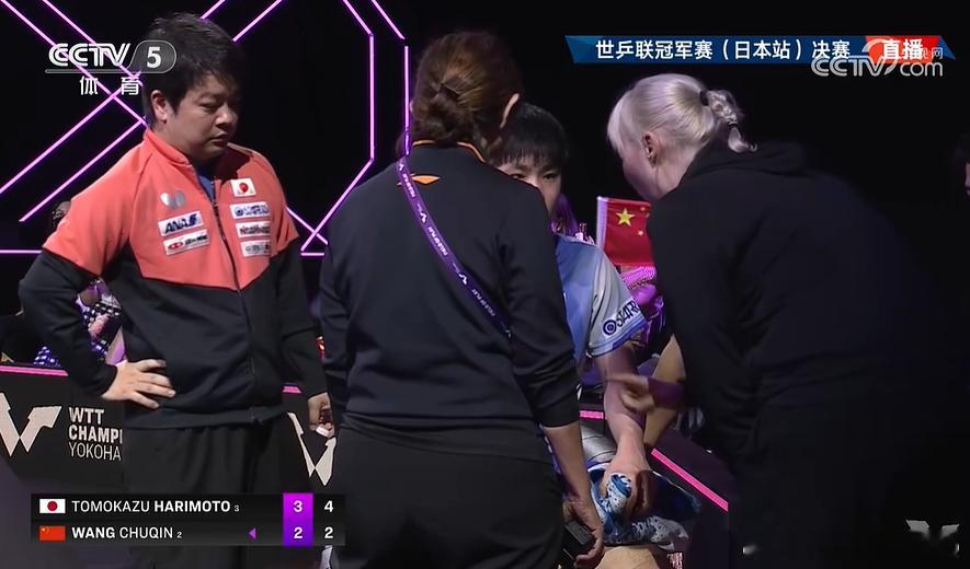 张本智和医疗暂停拖延时间，磨蹭什么呢，都好几分钟了，这不给个黄牌？王楚钦vs张本