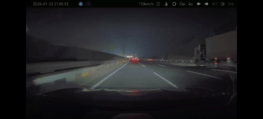 腾势z9gt 夜晚120km时速 遇到黑色车横摆挡路有效避免事故发生天神之眼B 