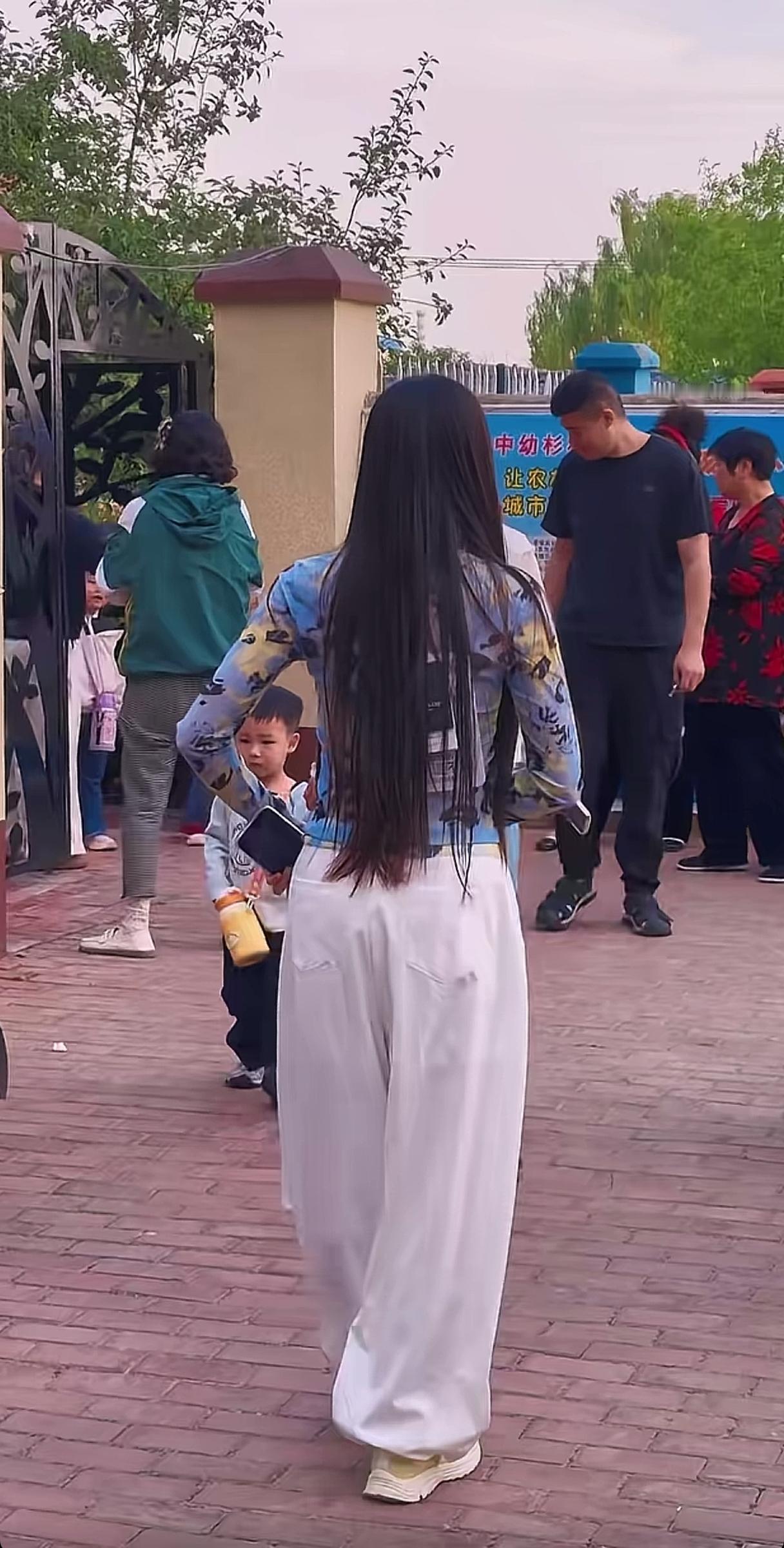 这个家长真的太丢脸了！

幼儿园放学的时候，某身材窈窕的女子穿着一身靓丽的衣服正