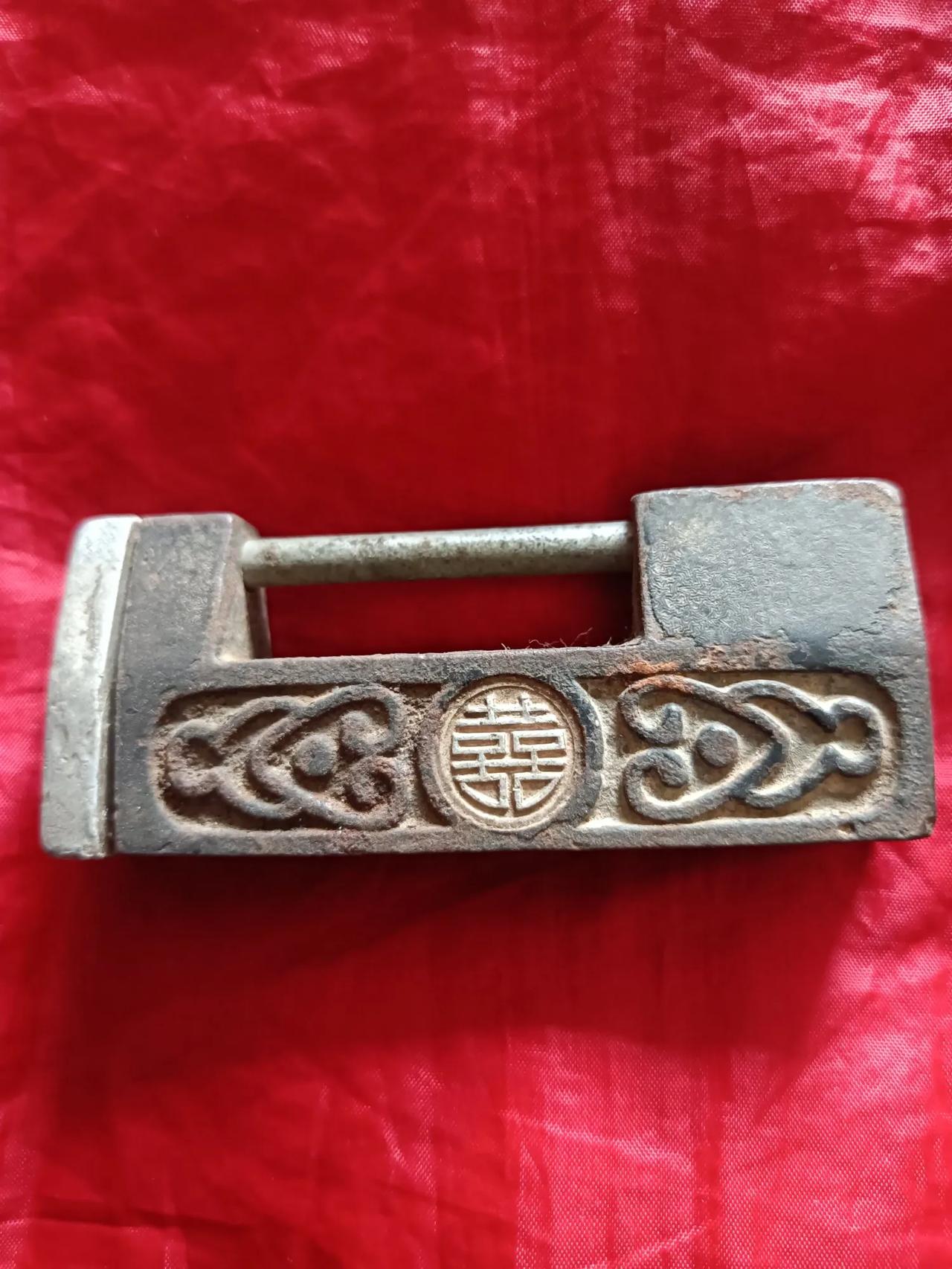 [玫瑰]解放初期的双喜铁锁：锁住的幸福时光

在民俗怀旧的斑斓画卷中，解放初期的