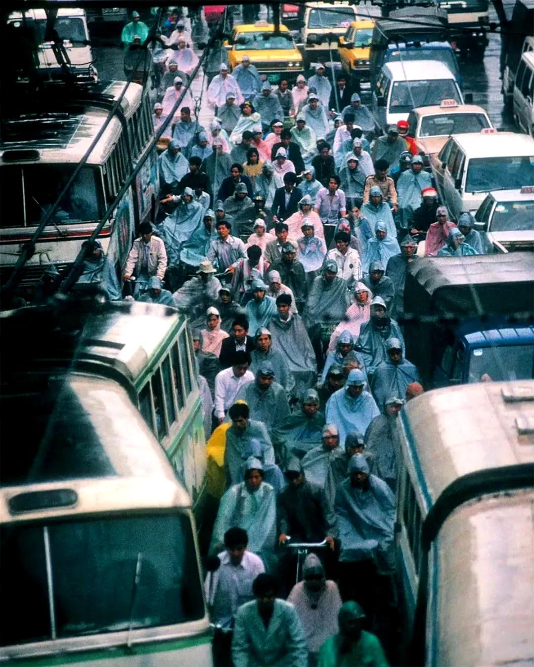 拥挤的马路上，上海，1986年，Michael Yamashita摄。 ​​​