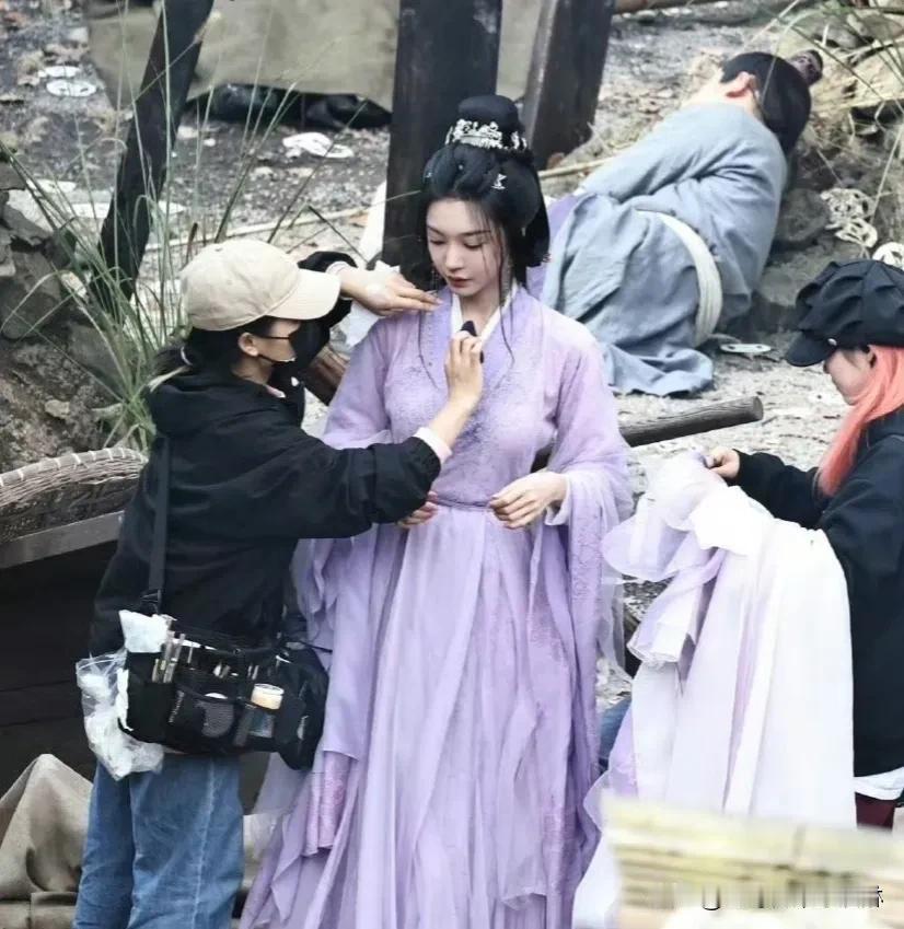 #易梦玲特别主演大梦归离#
易梦玲看来真的要进这个演员圈，虽然她在网红里挺漂亮的