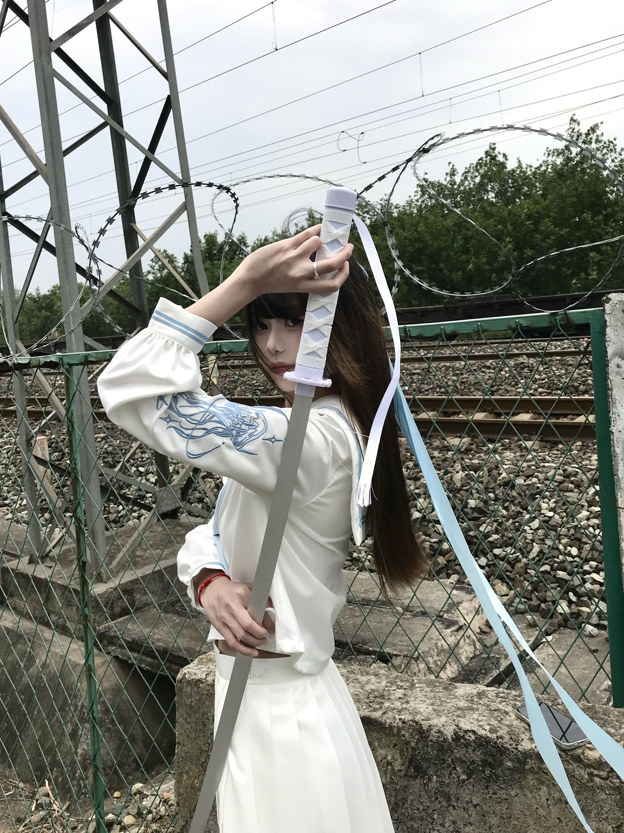 屈辱化做刀刃 刺我天真 刺我恨