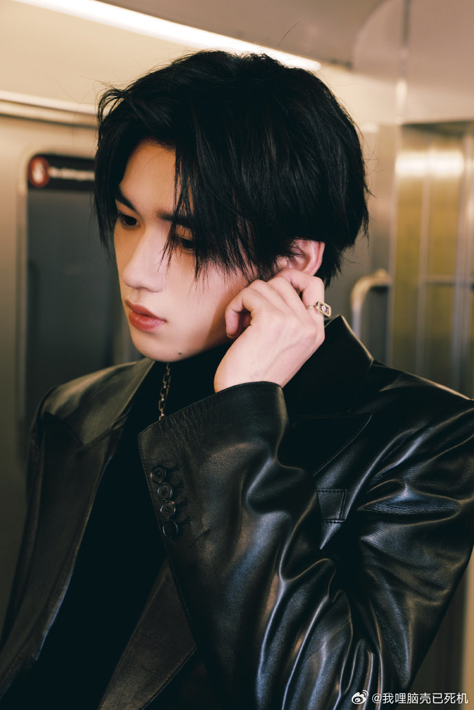 宋亚轩18宫格照片宋亚轩新歌照片大爆发 宋亚轩新歌照片大爆发，宋亚轩18宫格照片