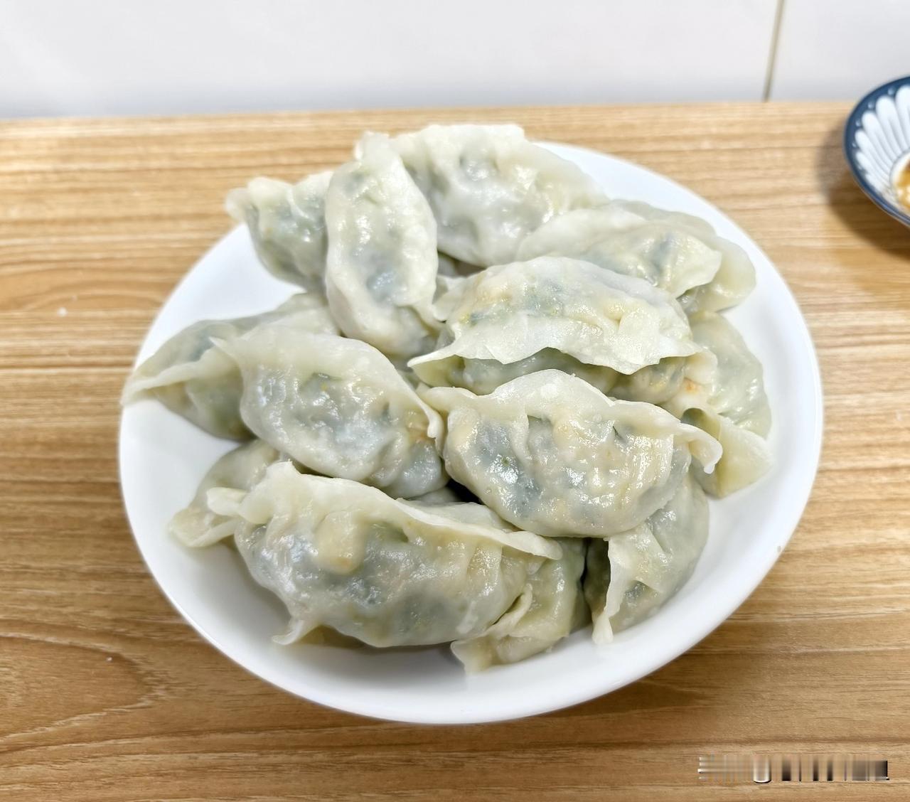 今天蒸饺蒸饺，韭菜西葫芦馅的，真是超级好吃。
韭菜西葫芦鸡蛋馅的蒸饺，我是不吃就
