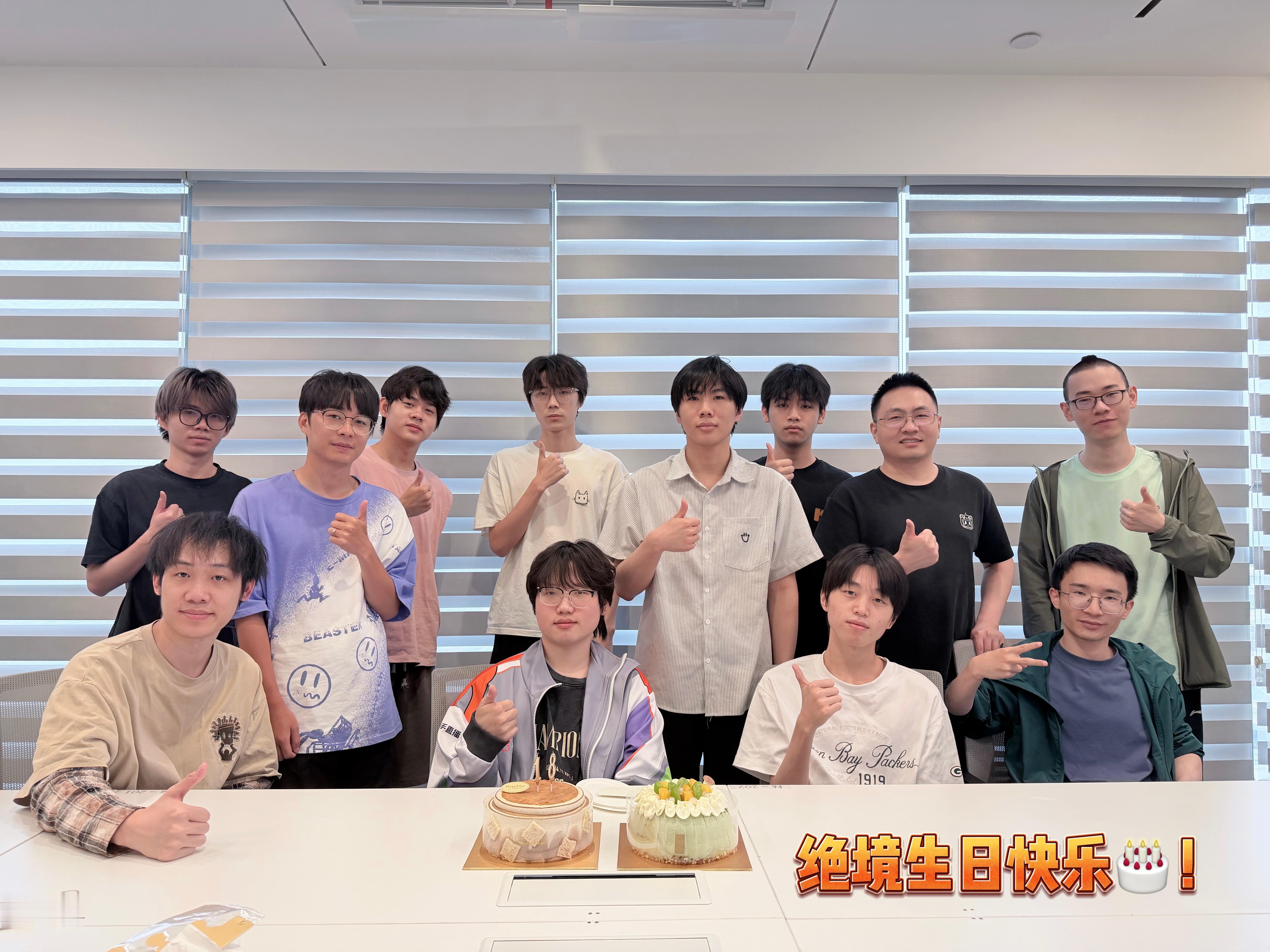 这个溜达浪穿粉色无袖合照还把手缩回去！ 