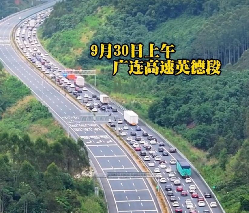 快讯：凌晨5点“赶早族”仍陷堵车潮
 
本想“卷”在时间前面，提前出发避拥堵。
