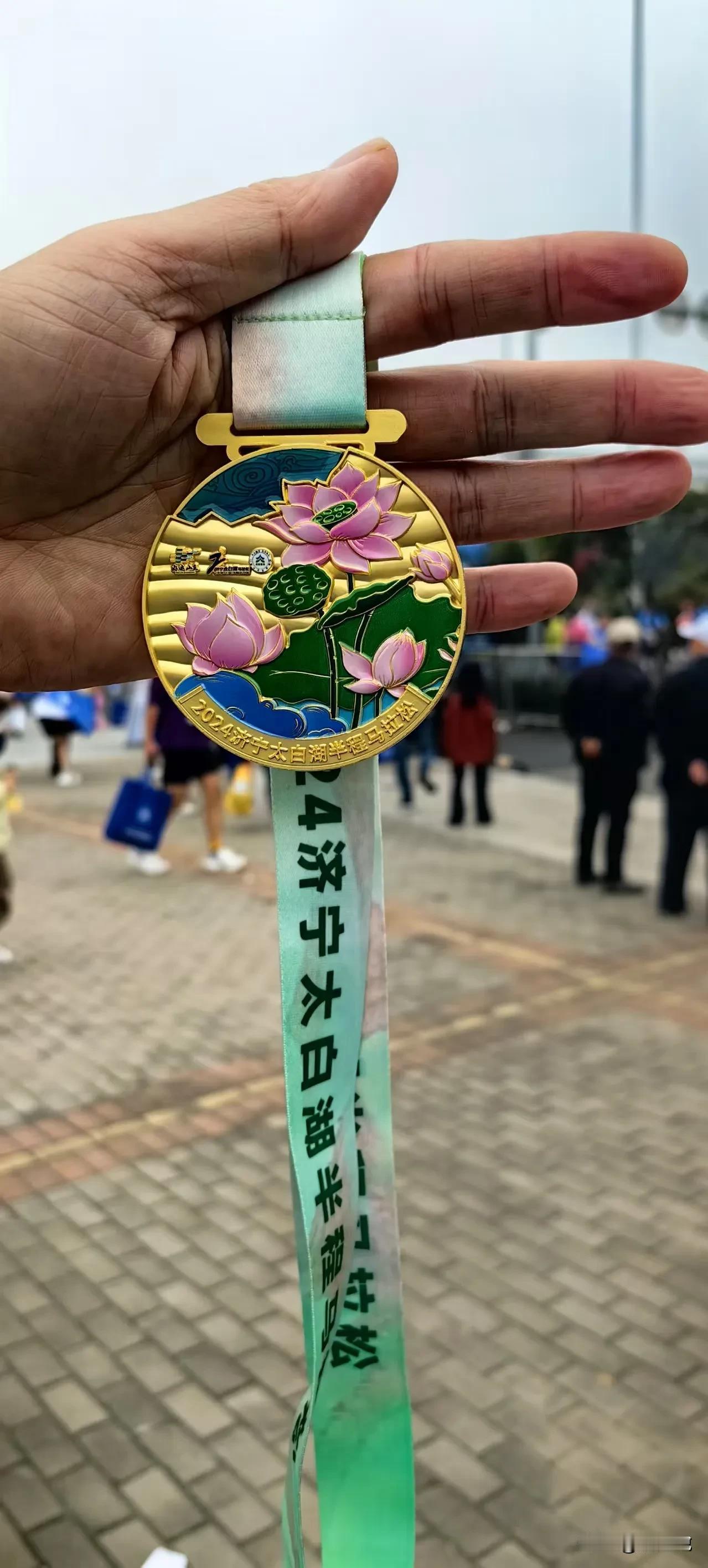 济宁太白湖半程马拉松，配速545、平均心率142安全完赛。小雨之后地面略有湿滑，