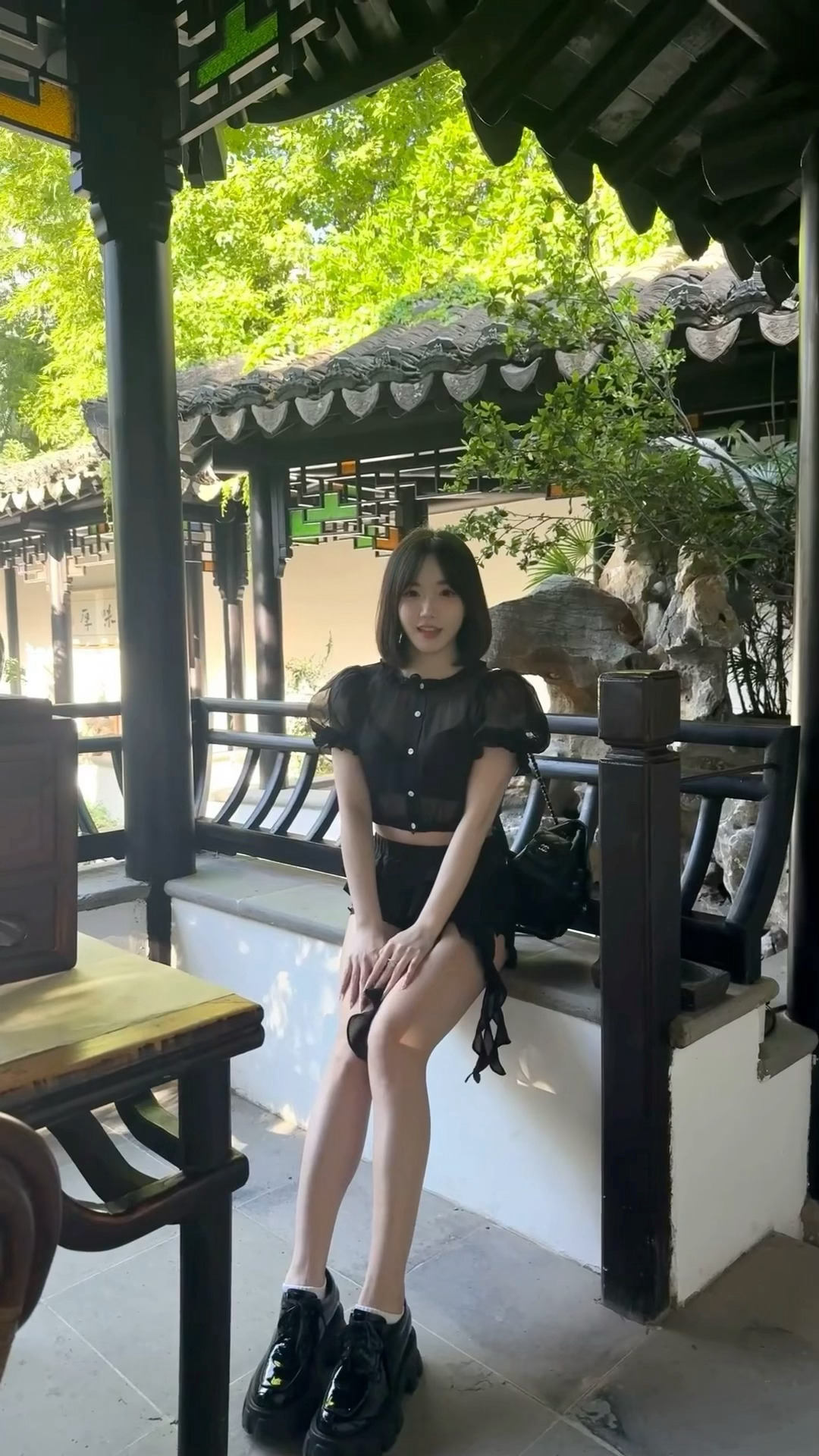 抛个硬币 如果黏在天花板上就不吃宵夜了[哈哈]  ​​​