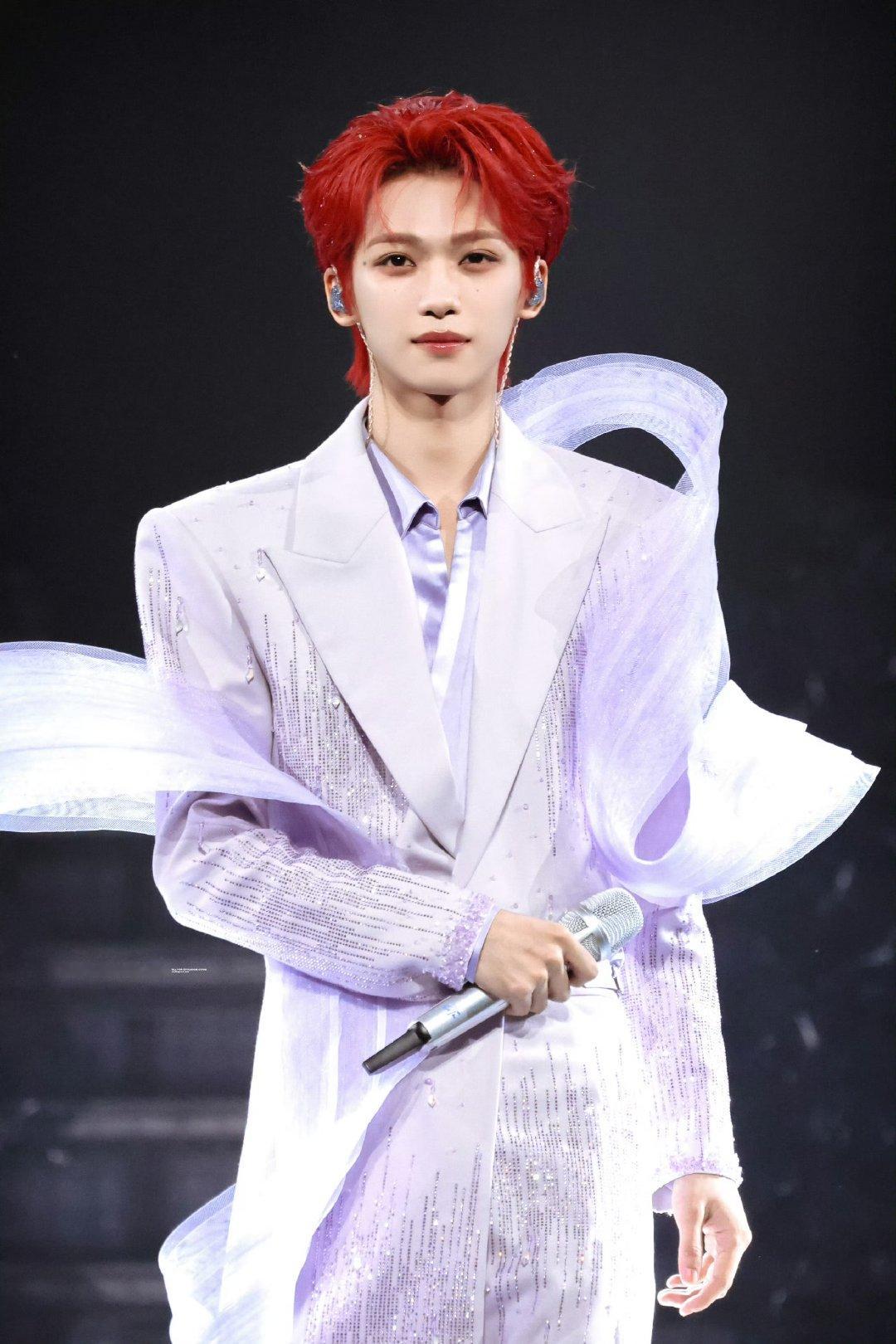 梓渝露额头了梓渝演唱会露额头梓渝演唱会露额头，好帅 