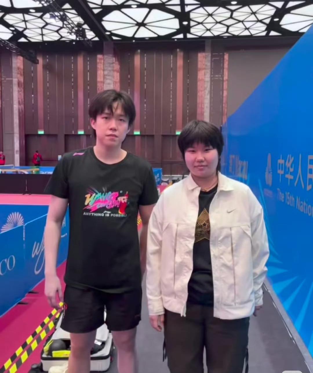 澳门全运会乒乓球比赛，王楚钦与球迷合影！
王楚钦这是刚训练结束呀，头上都是汗！