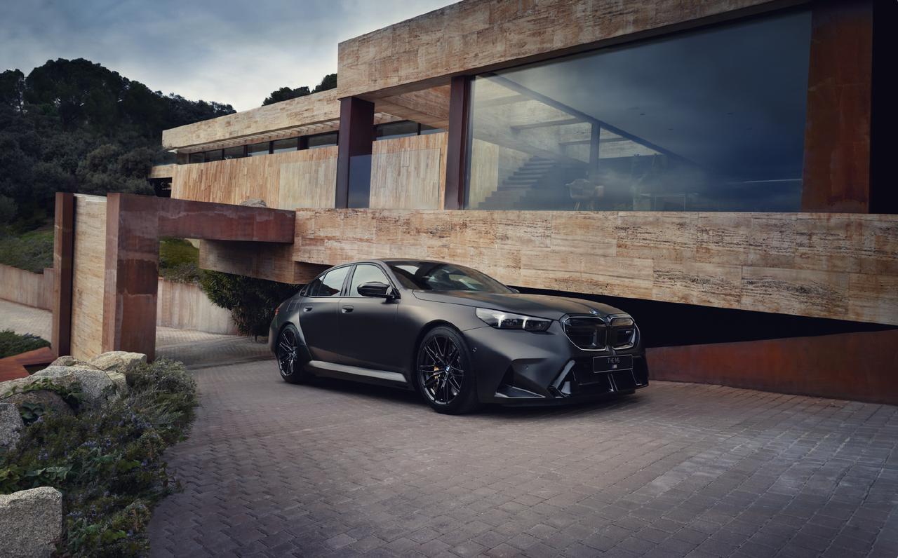 #全新BMW M5# 官图分享
新车动力系统使用4.4T V8双涡轮增压发动机搭