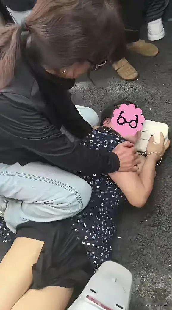 女子当街被殴打扒裤警方已介入当街想要扒人内裤，真是无法无天。个人有什么矛盾，也不