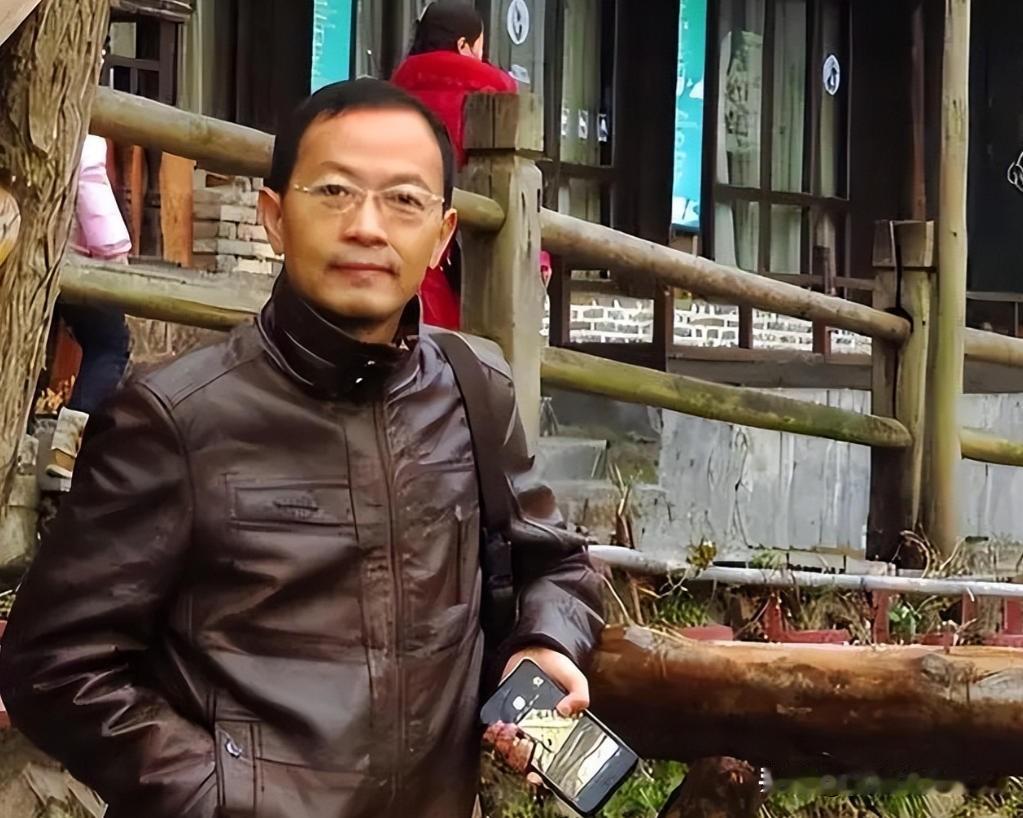 “如果有一天我执掌中国，我一分钱就把她卖给美国！”2013年，北大教授焦国标发表