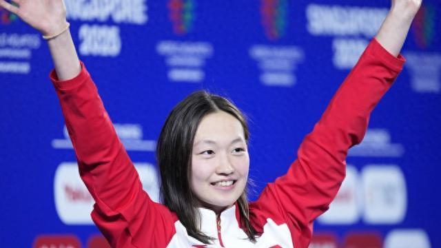 李冰洁在女子400米自由泳项目中取得突破性成绩，成为亚洲首位突破“4分大关”的选
