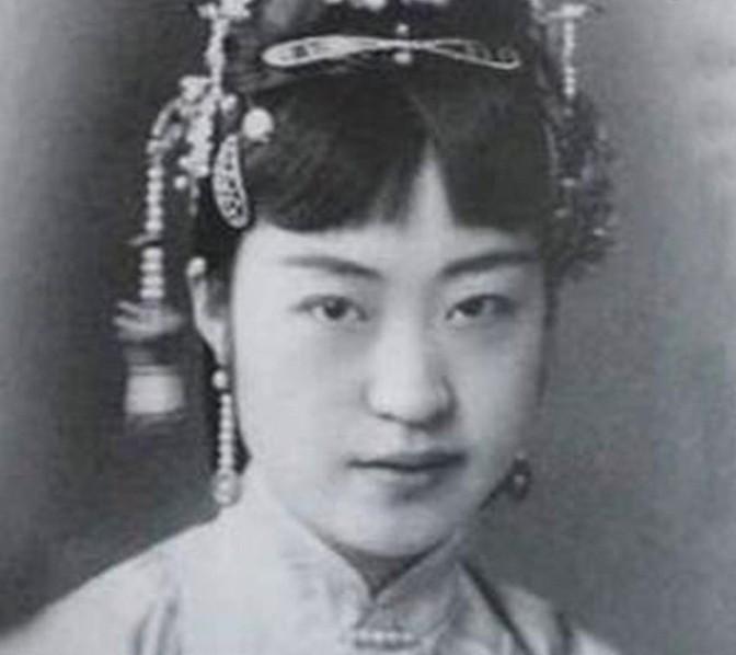 [微风]1926年，22岁的唐怡莹在丈夫离家的时候，与25岁的张学良发生了关系。