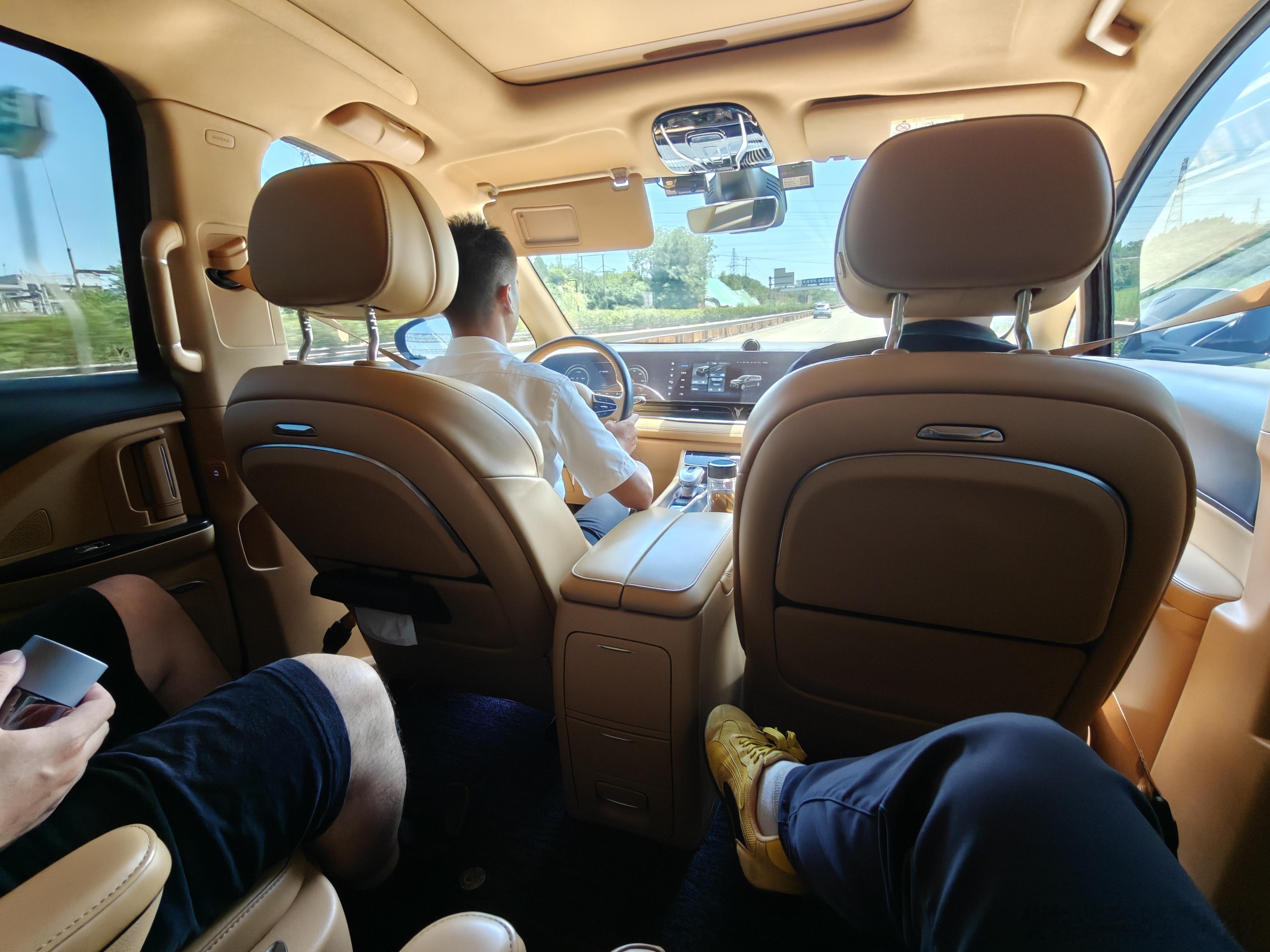 刚才在成都坐了一台岚图梦想家，滴滴的商务车，一上车就感觉到底盘有点松散啊，然后瞄