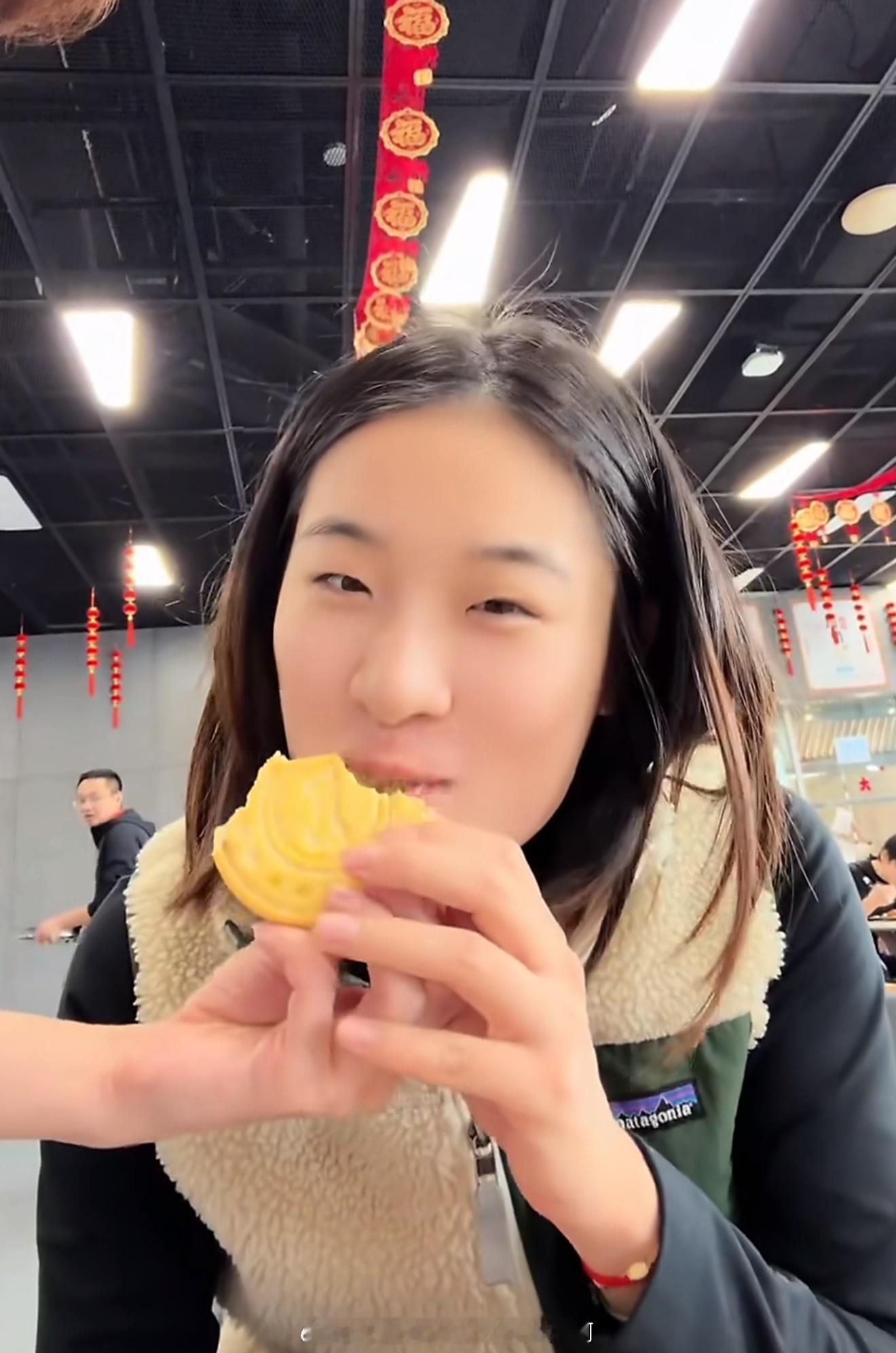 中国美食是冬奥最强气氛组🥇吃了冠军饼就能拿冠军 