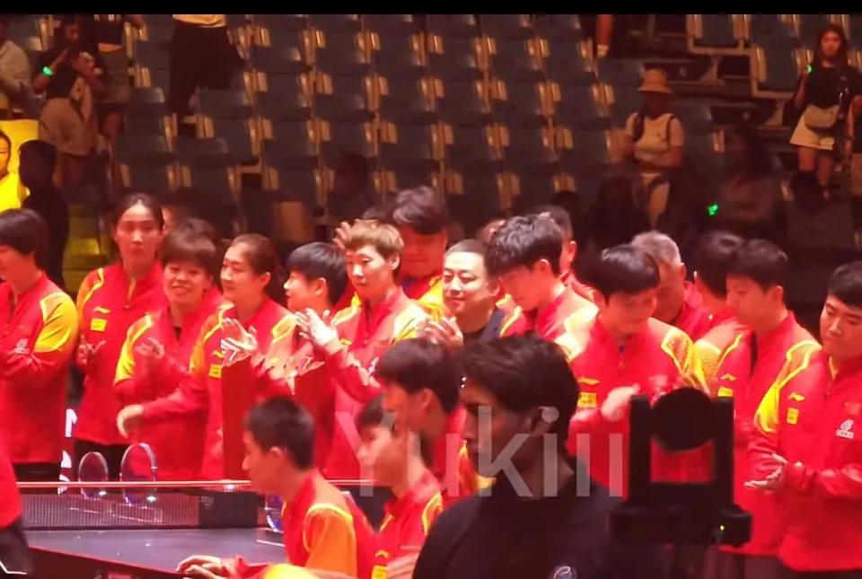 新加坡大满贯结束男单女单冠军赛后又发生了这么多事啊！合照时莎莎和大胖拍手了，又安
