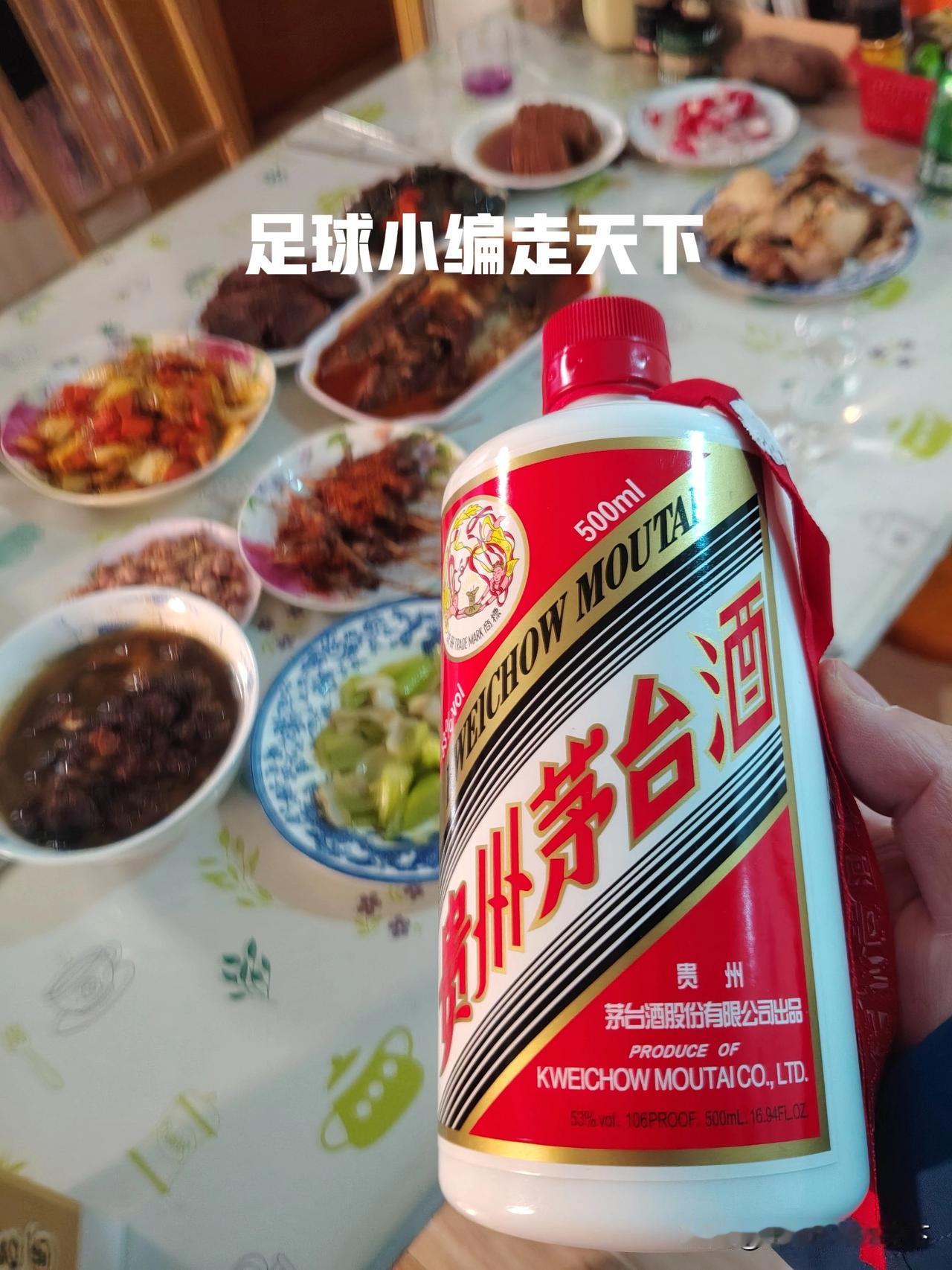 年夜饭，菜可以消费降级，但是酒不能将就，白酒必须喝贵州茅台。要喝就喝最好的，反正