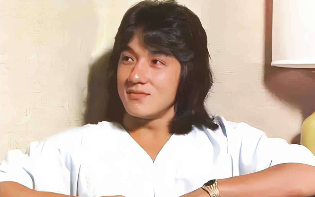 坦然扛起岁月：成龙以“不老心”回应“龙叔老了”

2025年12月，71岁的成龙