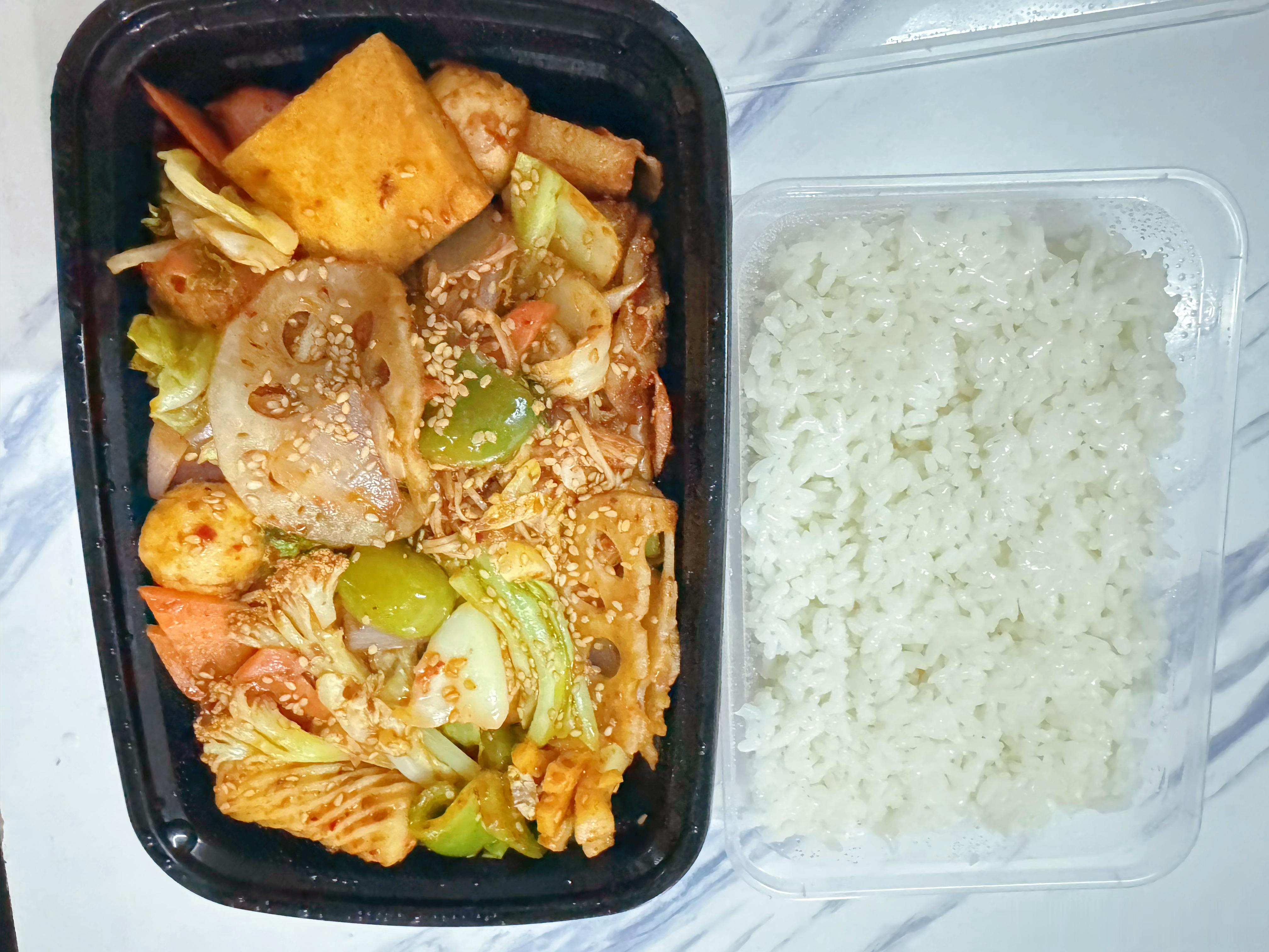 本牛马的工作餐，大晚上的少吃点，只吃一半好吗？ ​​​
