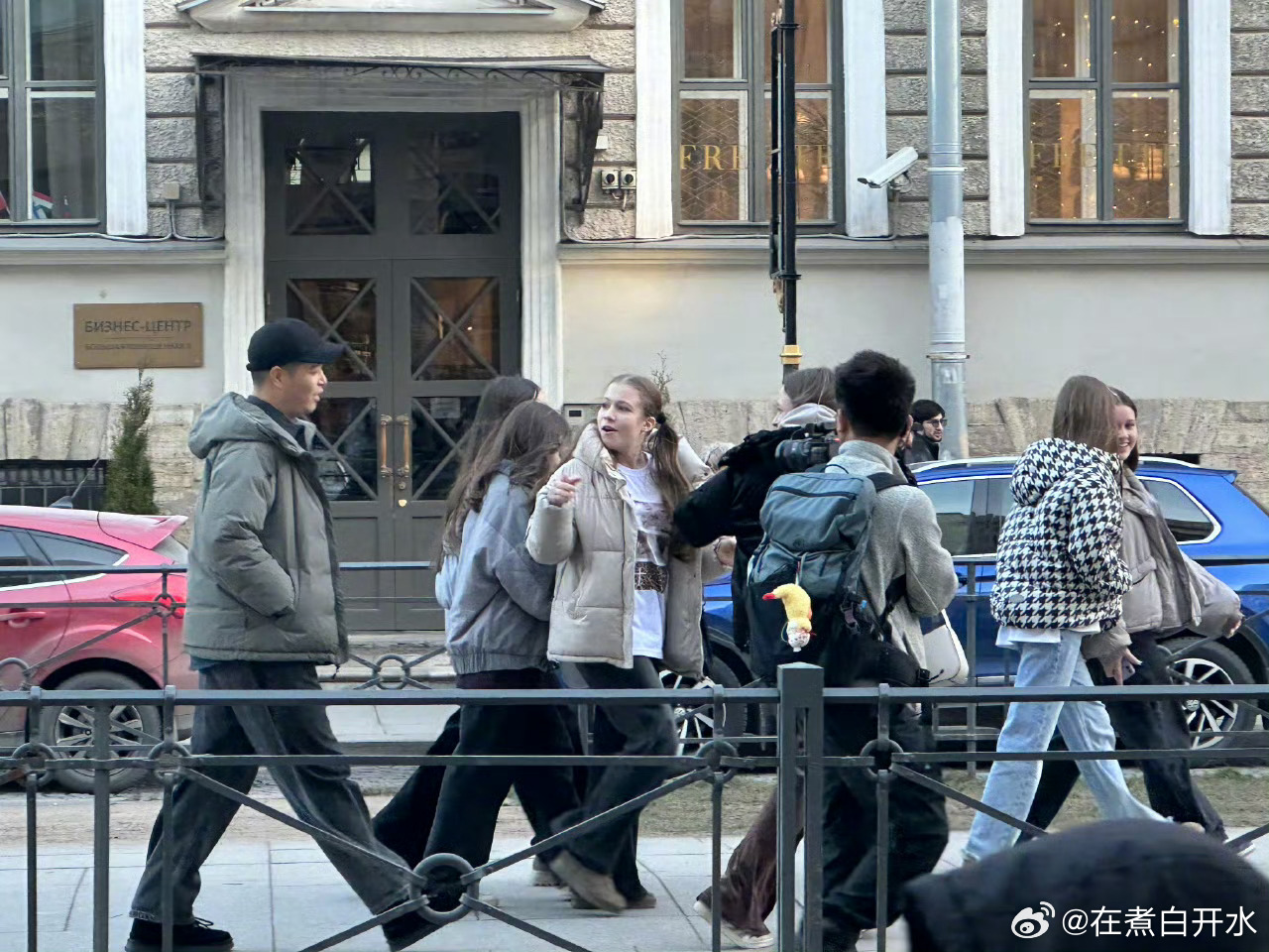 李纯马頔夫妻录制妻子的浪漫旅行 马頔和李纯在俄罗斯录制节目被偶遇，互动亲密又自然