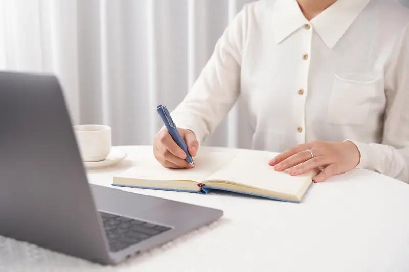 写文章日赚300 - 500不是梦！网上有位退休阿姨“素老三”就是例子。她退休后