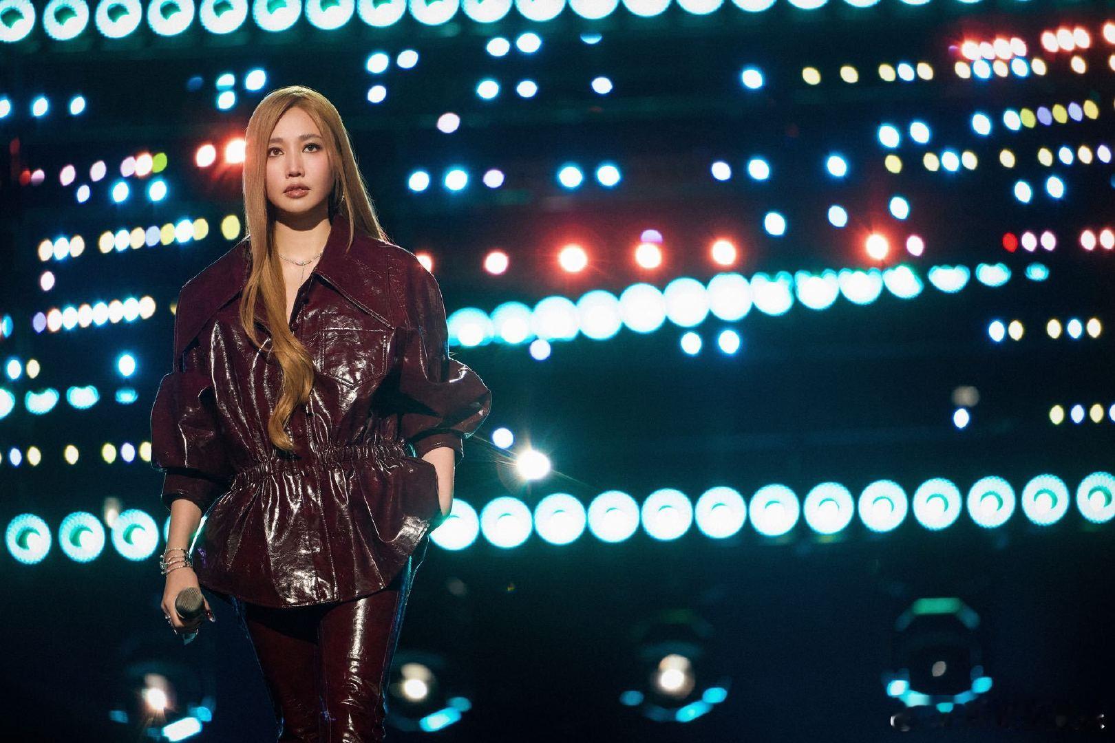 ALin的姐感冲出屏幕了 声生不息 姐感天花板A-Lin！酒红皮衣加持飒翻舞台，