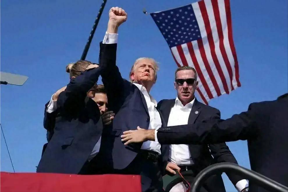 之前被刺杀他还是英雄，这次大概不会有人觉得还是英雄了。执政一年多，制造的新闻比拜