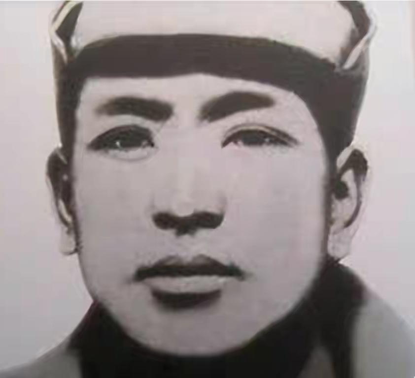 敌人没用刑他就主动招供，放他出狱时，他却说：再关一段时间吧！
 
狱警的脚步骤然