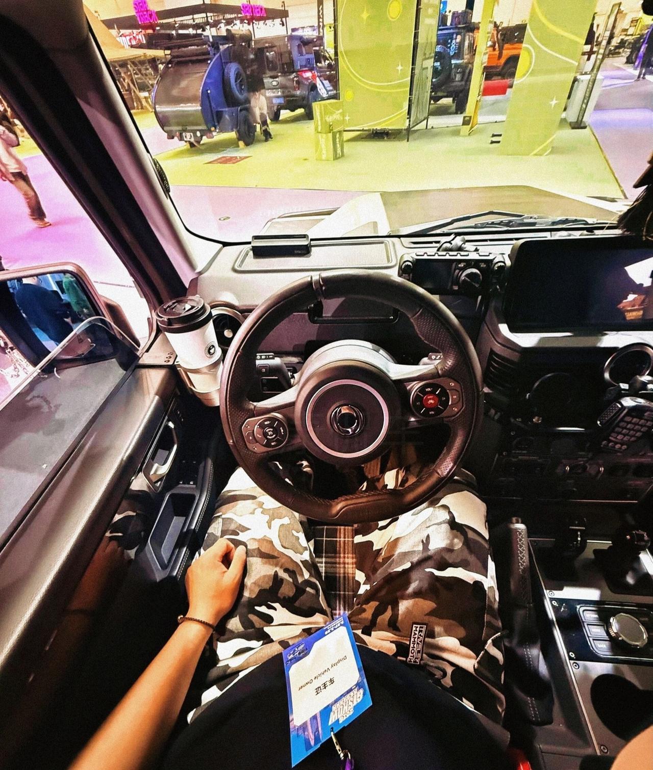 谁能不爱掷弹兵的内饰啊，直接狠狠拿捏住了现在的车要么极简要么花哨，很少有人还坚持