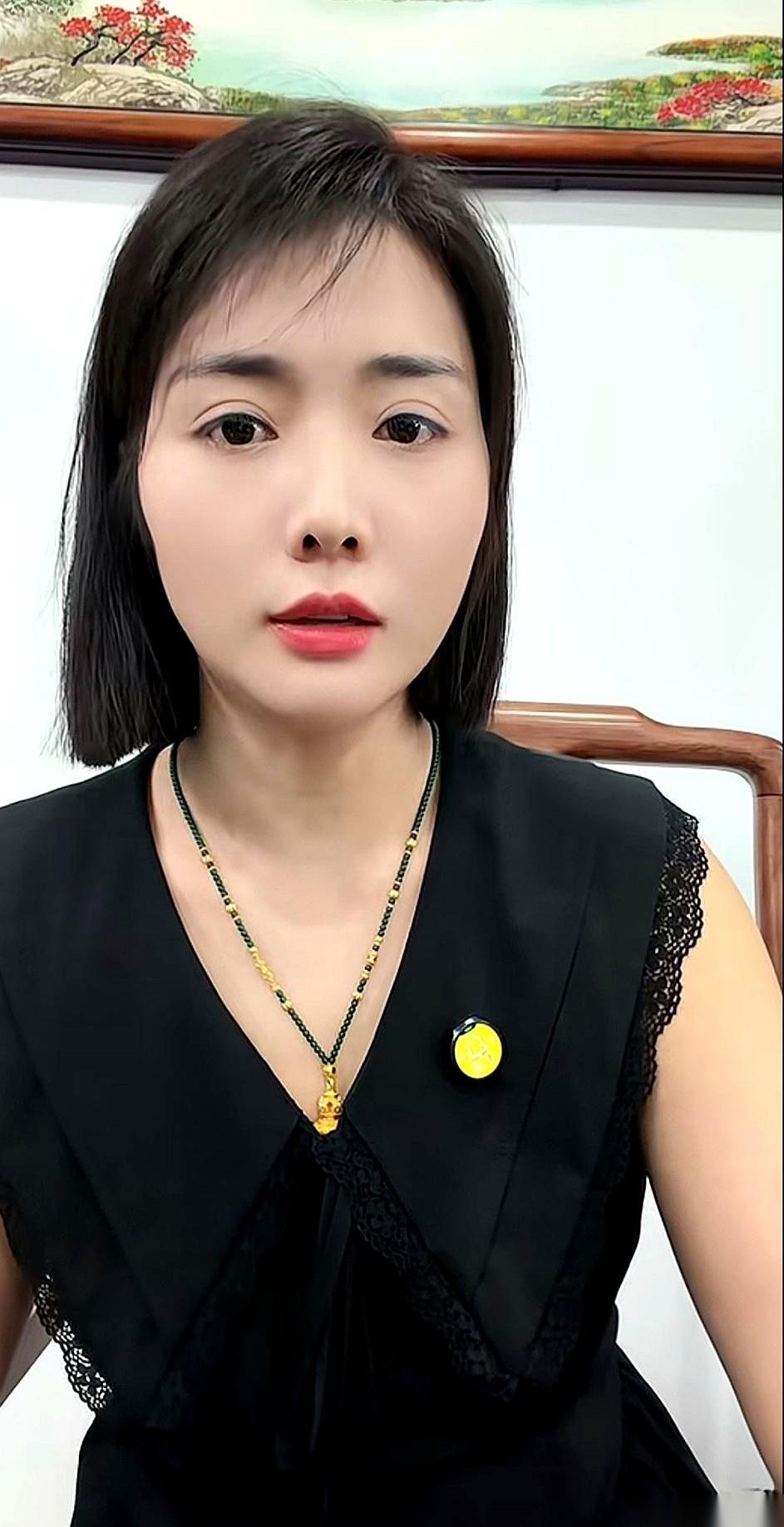 谈个恋爱，最后把自己谈上了“限高”名单。
买不了高铁票，连个快捷酒店都住不进去，
