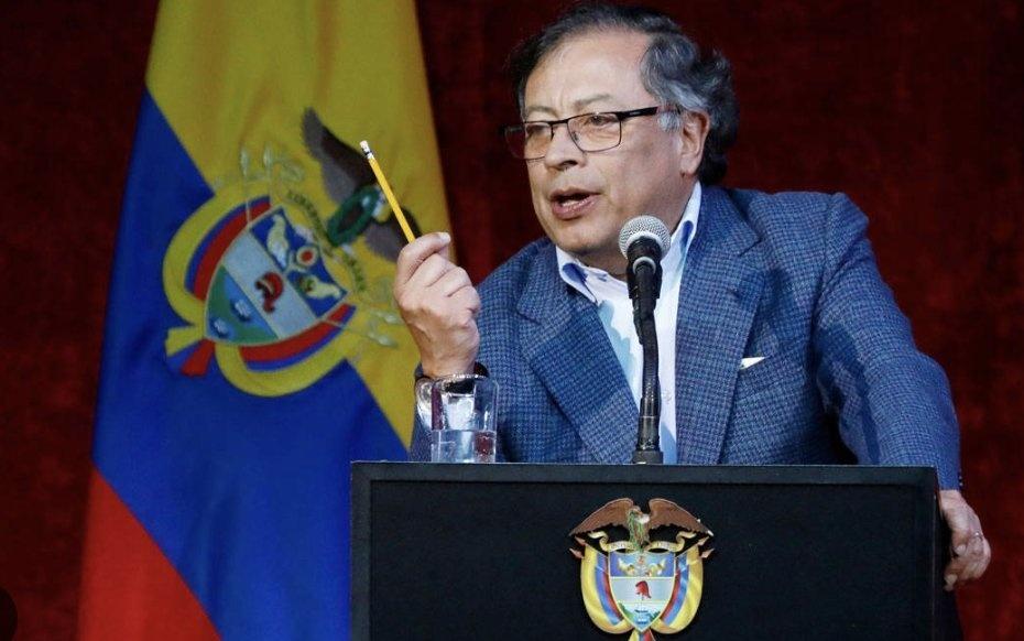 哥伦比亚总统古斯塔沃·彼得罗回应特朗普的威胁：“1989年我曾发誓不再碰武器，但