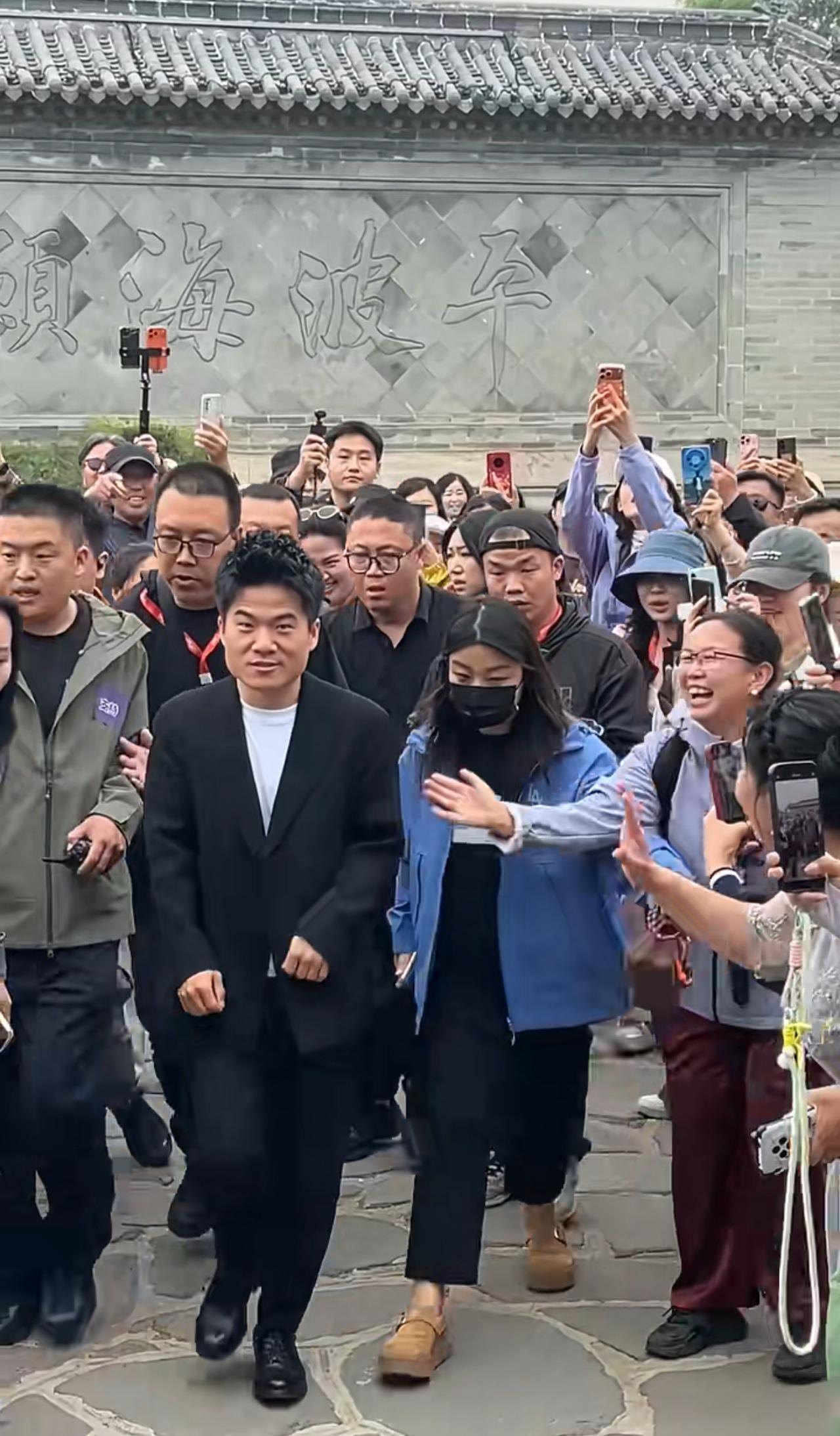 成琳这个助理不容易，还兼职保镖啊！
宇辉走到哪，都是人头攒动，热情过度的粉丝们，
