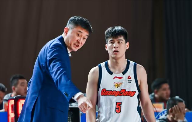突发！杜锋因身体不适紧急就医，广东男篮在季后赛前临阵换帅。4月14日晚，球队宣布