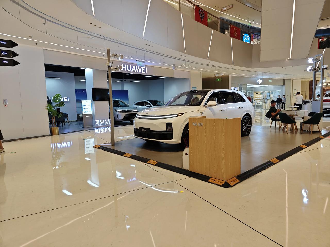 理想还真把L7展车搬到了华为店门口，和问界M7相距不过10米[捂脸]  真有必要